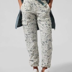 Athleta Trekkie Convertible Hike Pant Ethereal Bloom Magnolia White size 2
